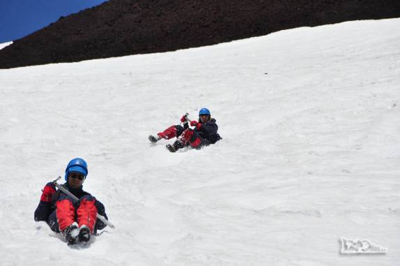 A melhor parte do dia, a descida de 'ski-bunda' pelas encostas geladas do vulcão Villarrica, na região de Pucón, no sul do Chile